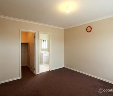 Spacious Family Home in Brookfield - Photo 2