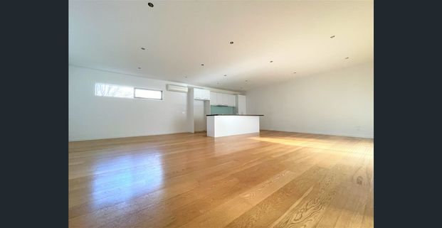 Three bedrooms and two bathrooms with a beautiful living environment - Photo 1