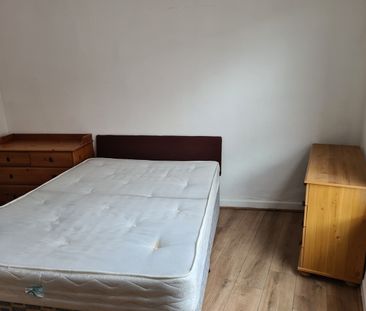 Room in a Shared House, Strawberry Road, M6 - Photo 2