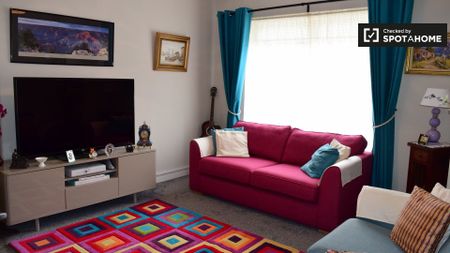 Room to rent in 4-bedroom house in Balgriffin, Dublin - Photo 3
