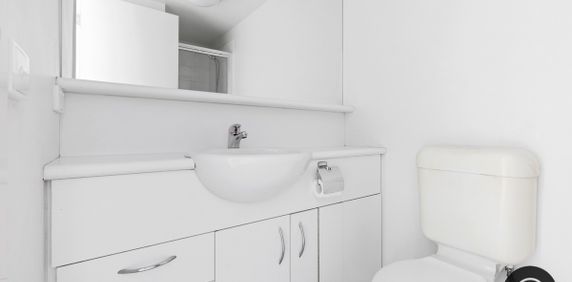 Prime City Living: Sun-Filled Apartment with Unmatched Convenience - Photo 2