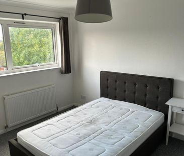 4 bed house to rent in Britten Close - Photo 2