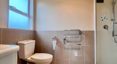 5 bedrooms Home in prime location - Photo 4