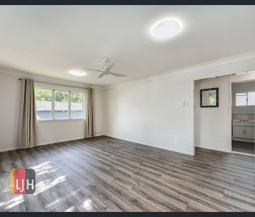 REFURBISHED, 2 BEDROOM UNIT IN THE HEART OF NEWMARKET - Photo 1