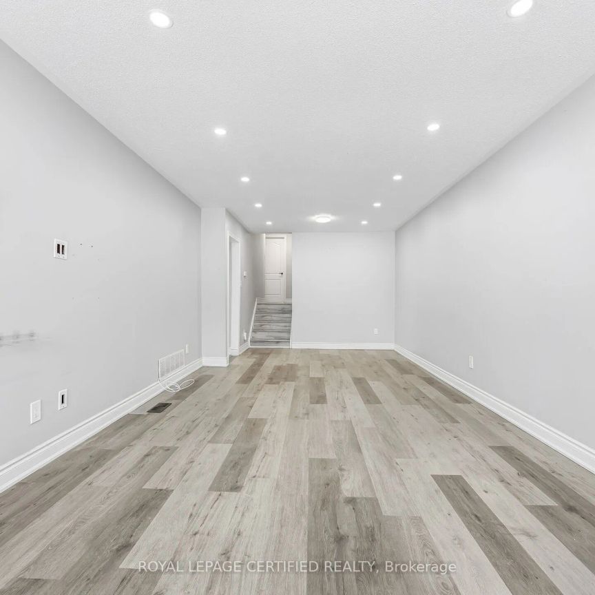 48 Davenport Crescent #Upper - Photo 1