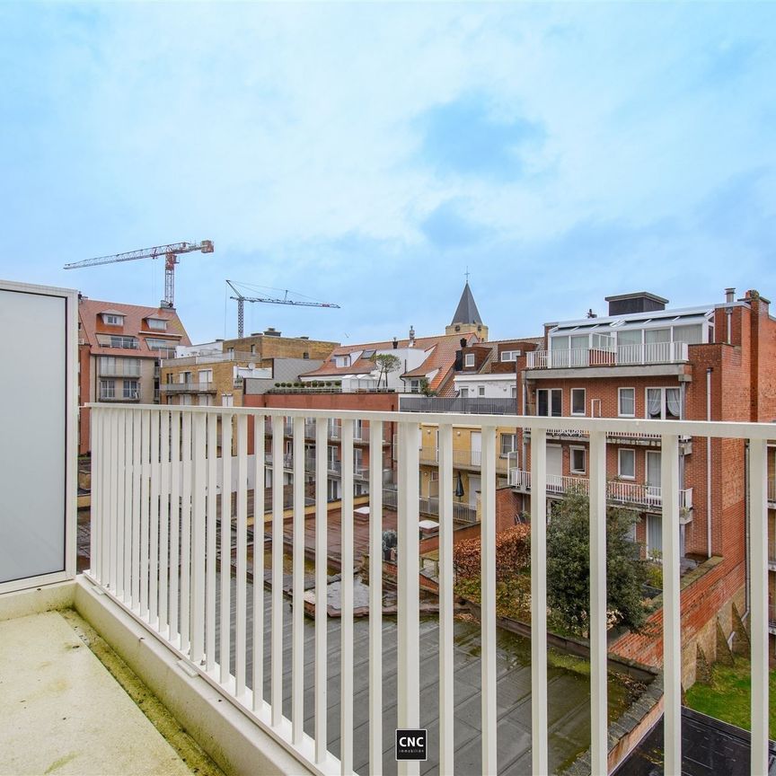 Zonnig en lichtrijk nieuwbouwappartement met 2 slaapkamers in het centrum van Knokke, in een zijstraat van de Dumortierlaan. - Foto 1