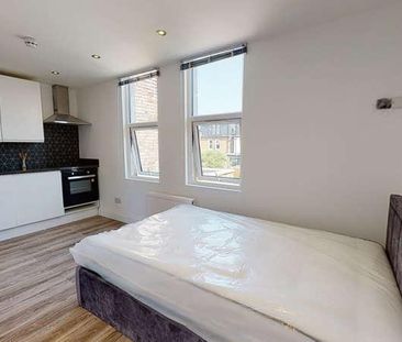 Alston Road, London, SW17 - Photo 2