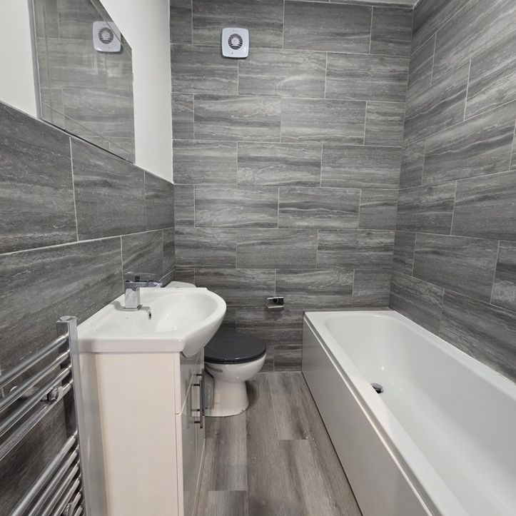 2 Bed Flat, Darnton Road, OL6 - Photo 1