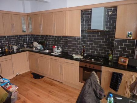 3 Bedroom, 1 bath, 1 reception Flat - Photo 3