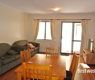 Room available for rent in a shared property - Great for students. - Photo 1