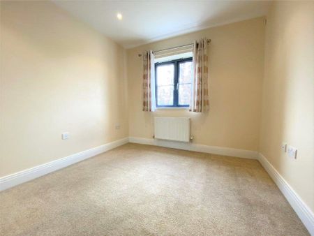 2 bedroom Flat in Bonham Court, Winnersh - Photo 2