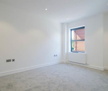 A 2 Bedroom Flat in Christchurch Road GL50 2NY - Photo 3