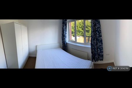 4 bedroom semi-detached house to rent - Photo 4