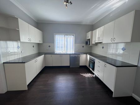 Great House in Quiet Street - Including Granny Flat - Photo 2