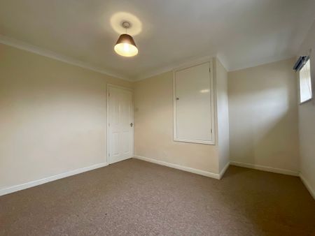 2 bedroom Semi-Detached House to let - Photo 3