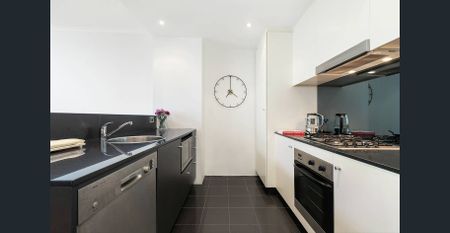 Oversized loft-style apartment offers easycare living - Photo 4