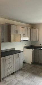 APPARTEMENT 4-1/2 - 2 CHAMBRES - INTERNET/CABLE/STATIONNEMENT - Photo 3