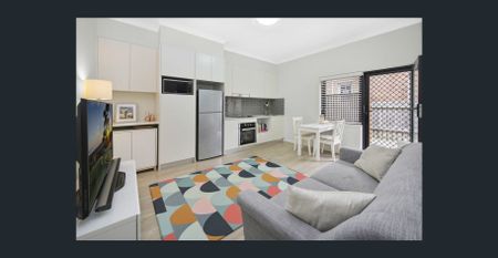 Modern Ground-Floor Apartment with Private Courtyard - Photo 2