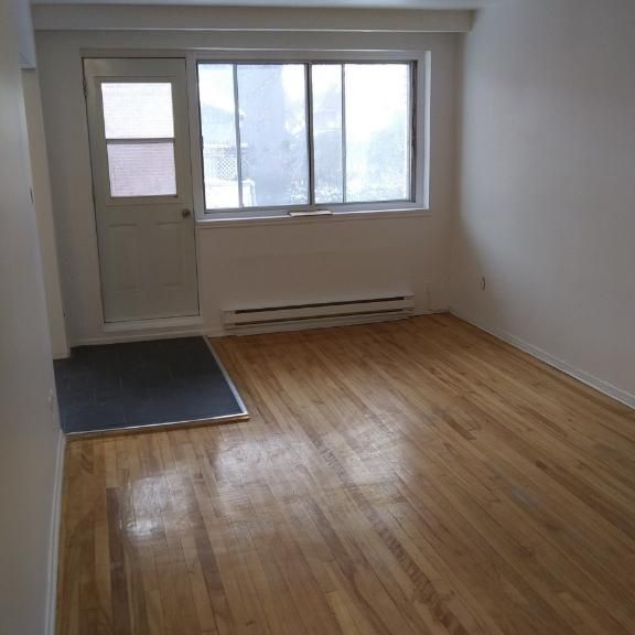 NDG Large 1 Bedroom Apt - Photo 1