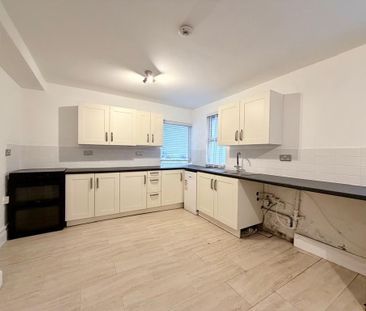 3 bedroom end of terrace house to rent - Photo 2