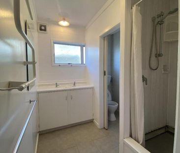 Coastal Living - Short Walk to Matakatia Bay Beach - Photo 2