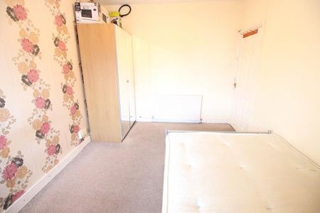 3 bedroom flat to rent - Photo 4