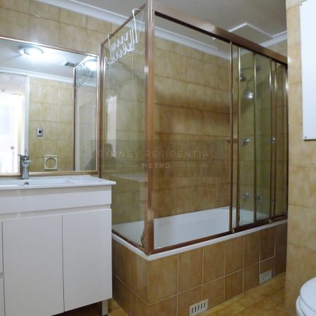 New Paint, New Carpet, Bright & Sunny 2 Bedroom Apartment - Windsor Plaza - Photo 3