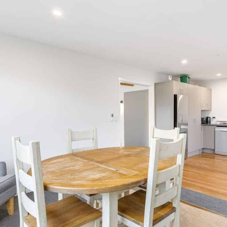 Great Location, spacious living area! - Photo 1