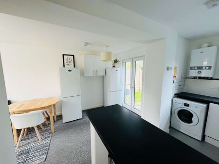 A Comforting 6 Double Bedrooms for Rent in Brighton - Photo 5