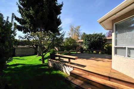 Bright, Spacious 4 Bedrooms/3 Bathrooms Home in White Rock - Photo 3