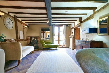 3 bedroom character property to rent - Photo 2