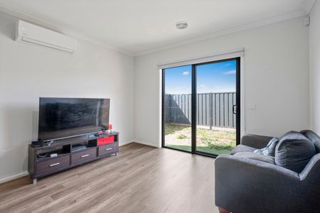 Near New 3 Bedroom Home - Photo 4