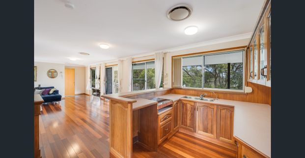 Top-Floor Lakeside Haven with Unbeatable Views – Water, Power & Lawn Included - Photo 1