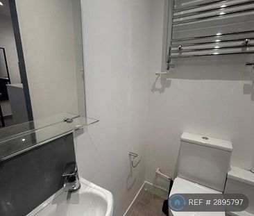 1 bedroom in a house share to rent - Photo 4