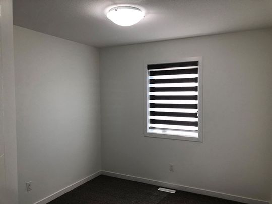 Kensington - 3 Bedroom/2.5 Bathroom - Upper Unit - 231 McArthur Cres - Photo 1