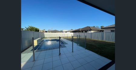 Beautiful Family Home In Hope Island - Photo 4