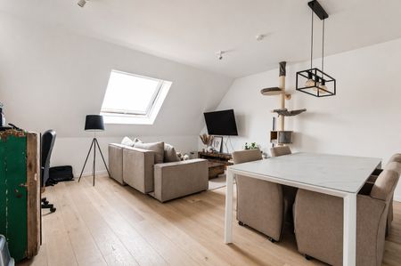 Recent appartement met terras en een ondergrondse autostaanplaats in het centrum - Photo 2