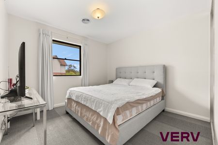 FULLY FURNISHED SPACIOUS THREE BEDROOM APARTMENT - Photo 4