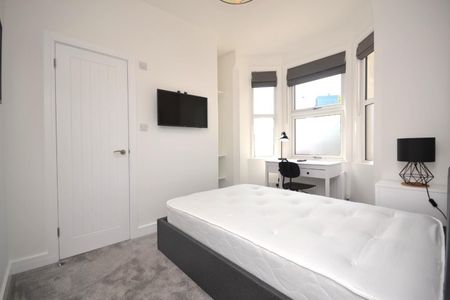 1 bedroom Flat To Let - Photo 2