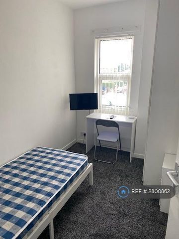 1 bedroom in a house share to rent - Photo 4