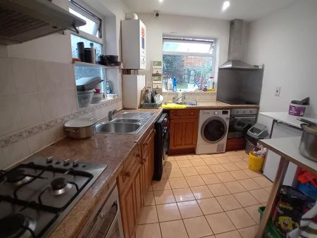 1 bedroom in a house share to rent - Photo 2