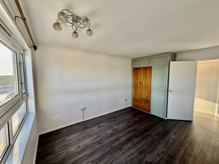 Well presented two bed flat in Rivermead House, Derby. Large living room, separate kitchen, two generous bedrooms, shower room and WC. Secure entry and excellent access to city amenities and transport. Ideal for families or professionals. Available immediately. - Photo 3