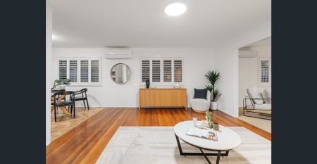 Versatile Spacious Home in Prime Location - Holland Park West - Photo 2