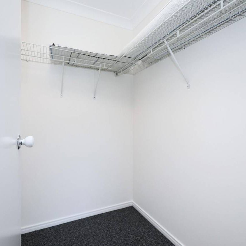 Refurbished and Fully Airconditioned - Fenced - Side Access - Photo 1