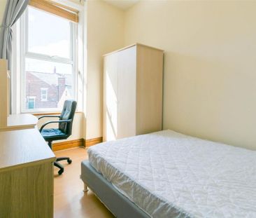 3 bedroom flat to rent - Photo 3