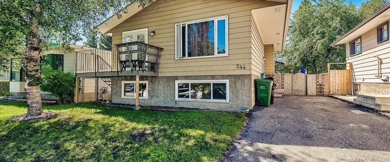 EXTREME LOCATION CONVENIENCE ! WILL NOT LAST LONG!!!! | 244 Sabrina Bay Southwest, Calgary - Photo 1