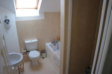 2 bedroom mews to rent - Photo 5