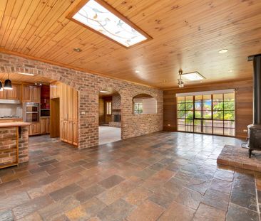 Spacious Family Home with Separate Residence! - Photo 1