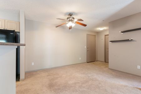 2 Bed Condo In Mc Kenzite Towne| Two Parking Stalls| Heat And Water Included. - Photo 4