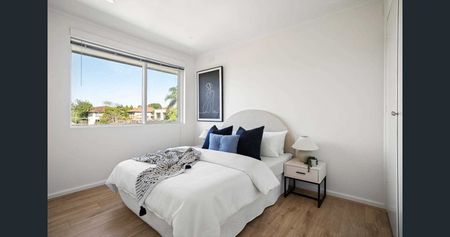 Contemporary charm in a convenient location - Photo 2